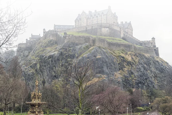 Castelo de Edimburgo no nevoeiro — Fotografia de Stock
