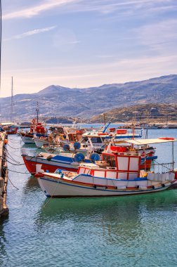 Sitia Seafront tekneler demirli