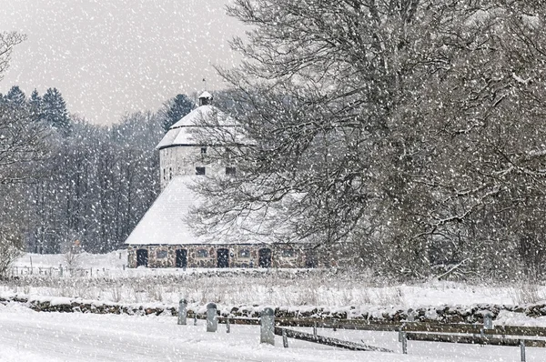 Poortgebouw van het kasteel van Hovdala in de sneeuw — Stockfoto