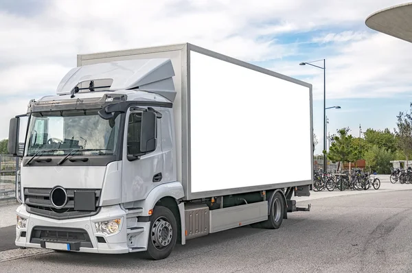 Camion bianco con tabellone bianco — Foto Stock