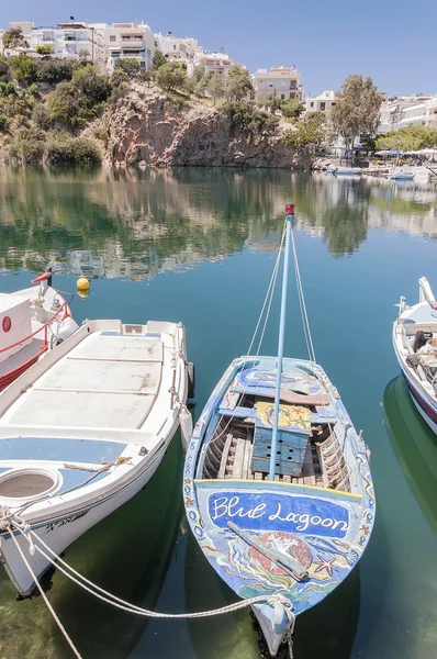 Agios nikolaos blaues Lagunenboot — Stockfoto