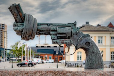 MALMO, SWEDEN - 21 AĞUSTOS 2020: The Knotted Gun, İsveçli ressam Carl Fredrik Reuterswaerd 'ın devasa bir Colt Python 357 Magnum revolver' a ait bronz bir heykeldir..