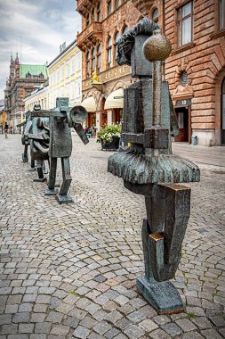 MALMO, SWEDEN - 21 AĞUSTOS 2020: İyimser Orkestra, Malmö 'deki Sodergatan' da bronz bir heykeldir..