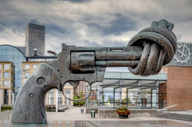 MALMO, SWEDEN - 21 AĞUSTOS 2020: The Knotted Gun, İsveçli ressam Carl Fredrik Reuterswaerd 'ın devasa bir Colt Python 357 Magnum revolver' a ait bronz bir heykeldir..