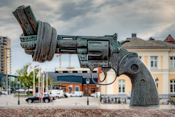 Malmo Suécia Agosto 2020 Knotted Gun Uma Escultura Bronze Artista — Fotografia de Stock