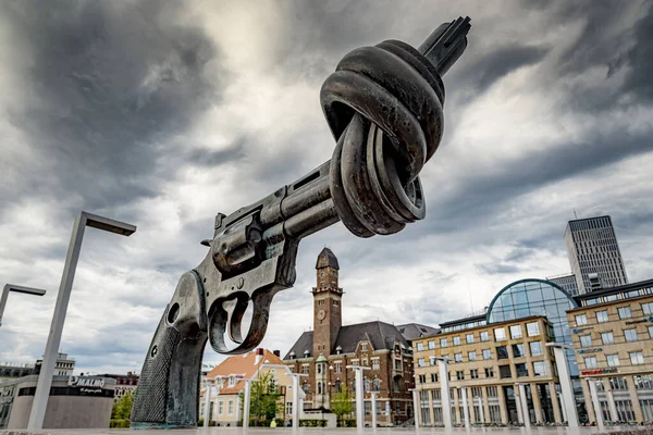 Malmo Suécia Agosto 2020 Knotted Gun Uma Escultura Bronze Artista — Fotografia de Stock