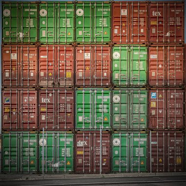 HELSİNGBORG, SWEDEN - 27 HAZİRAN 2020: Endüstriyel limanlardaki kargo konteynırlarından oluşan bir duvar.