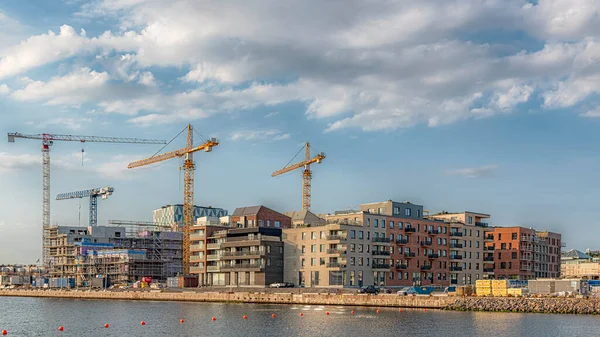 HELSİNGBORG, SWEDEN - 27 Haziran 2020: İsveç 'teki Helsingborgs Rıhtımı' nda inşa edilen yeni Oceanhamnen projesi.