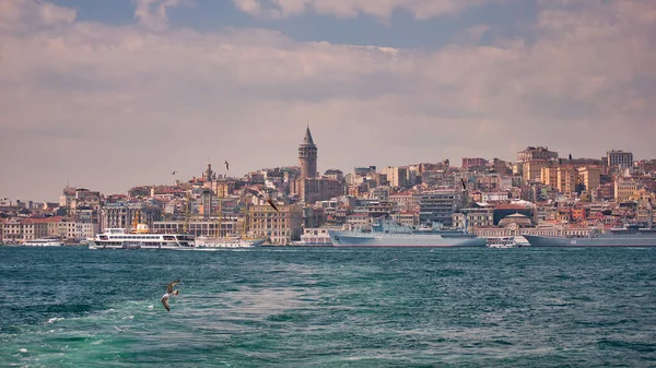 Istanbul Turkey Kwietnia Kwietnia 2011 Wieża Galata Dominuje Nad Panoramą — Zdjęcie stockowe