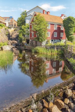 RONNEBY, SWEDEN - 01 Ağustos 2020 Kasabadaki şelaledeki mor oliviagarden adlı sanat galerisi.