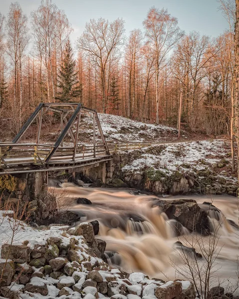 Μια Κλειστή Ετοιμόρροπη Παλιά Γέφυρα Διασχίζει Έναν Καταρράκτη Που Ρέει — Φωτογραφία Αρχείου