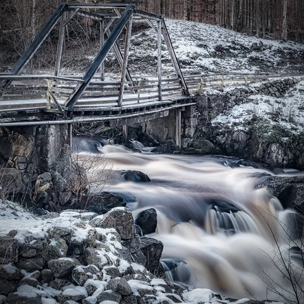 Sluten Skranglig Gammal Bro Korsar Ett Snabbt Strömmande Vattenfall Vid — Stockfoto