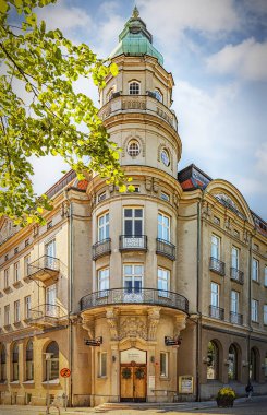 KARLSHAMN, SWEDEN - Ağustos 01, 2020: İsveç 'in Karlshamn kentinden tipik bir sokak manzarası.