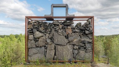 HAGGHULT, SVEDEN - 30 Mayıs 2020: siyah dağlar bir açık hava müzesidir taş ocağında yapılan bazı güzel sanat eserlerini deneyimlemek ve takdir etmek