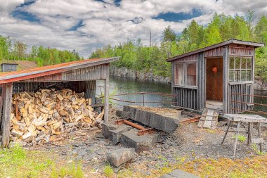 HAGGHULT, SVEDEN - 30 Mayıs 2020: siyah dağlar bir açık hava müzesidir taş ocağında yapılan bazı güzel sanat eserlerini deneyimlemek ve takdir etmek
