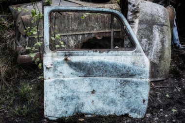 KIRKOE MOSSE, SWEDEN - 30 Mayıs 2020: İsveç 'in Kirkoe Mosse kentindeki bir ormanda bir araba mezarlığı.