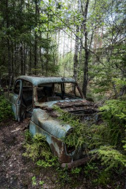 KIRKOE MOSSE, SWEDEN - 30 Mayıs 2020: İsveç 'in Kirkoe Mosse kentindeki bir ormanda bir araba mezarlığı.