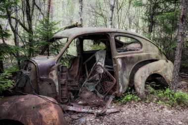 KIRKOE MOSSE, SWEDEN - 30 Mayıs 2020: İsveç 'in Kirkoe Mosse kentindeki bir ormanda bir araba mezarlığı.