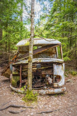 KIRKOE MOSSE, SWEDEN - 30 Mayıs 2020: İsveç 'in Kirkoe Mosse kentindeki bir ormanda bir araba mezarlığı.