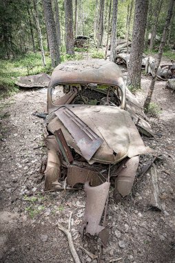 KIRKOE MOSSE, SWEDEN - 30 Mayıs 2020: İsveç 'in Kirkoe Mosse kentindeki bir ormanda bir araba mezarlığı.