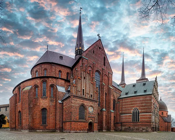 罗斯基德主教座堂 Roskilde Cathedral 位于丹麦东部新西兰岛的罗斯基德市 是丹麦路德教会的一个主教座堂 — 图库照片