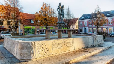 SOLVESBORG, SWEDEN - 13 Ekim 2018: Şehrin ana meydanında yaklaşan kış için suyla süslenmiş bir çeşme kapatıldı.