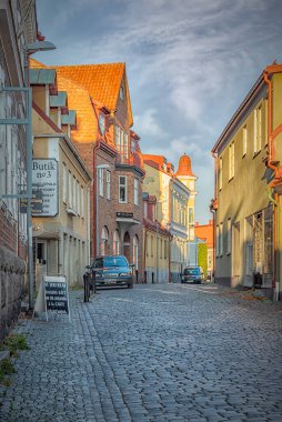 SOLVESBORG, SWEDEN - 13 Ekim 2018: Kıyı kasabasından tipik bir sokak sahnesi.