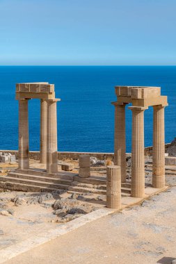 Yunanistan 'ın Rodos adasındaki Lindos akropolündeki stoa psikoz kalıntıları.