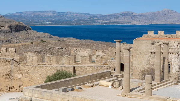 Yunanistan 'ın Rodos adasındaki Lindos akropolünde bazı kalıntılar.