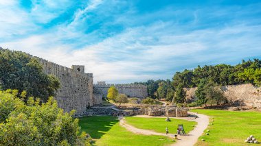 RHODES, GREECE - 05 Ekim 2018: Rhodes 'daki eski kasabayı çevreleyen dev savunma hendeği.