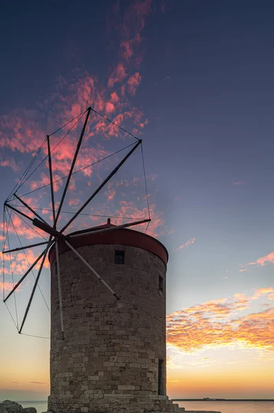 Väderkvarnarna Nära Rhodos Gamla Stad Mandraki Hamn Vid Soluppgången — Stockfoto