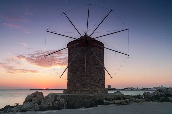 Rodos Yakınlarındaki Yel Değirmenleri Eski Kasaba Mandraki Limanı Gün Doğumunda — Stok fotoğraf
