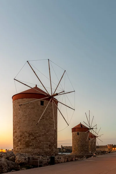 Väderkvarnarna Nära Rhodos Gamla Stad Mandraki Hamn Vid Soluppgången — Stockfoto