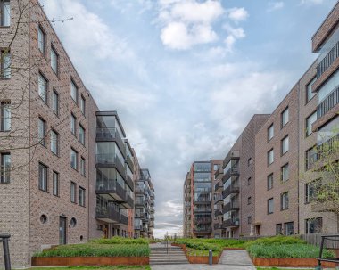 HELSİNGBORG, SWEDEN - 14 Mayıs 2021: Helsingborg, İsveç 'te inşa edilen yeni lüks apartman binaları.