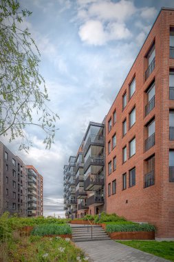 HELSİNGBORG, SWEDEN - 14 Mayıs 2021: Helsingborg, İsveç 'te inşa edilen yeni lüks apartman binaları.