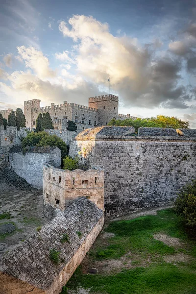 Büyük Ustalar Sarayı Rodos Duvarlı Eski Kasabasındaki Ufuk Çizgisine Hükmediyor — Stok fotoğraf