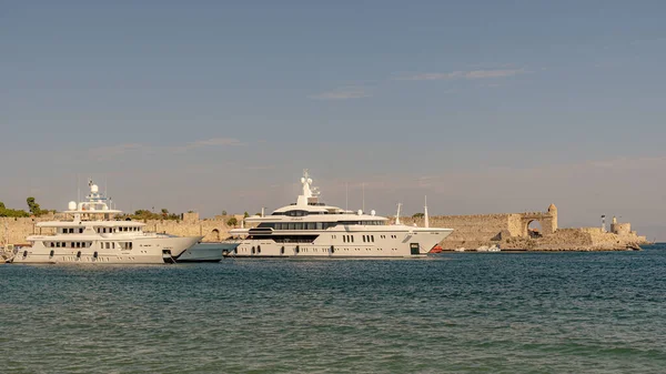 Rhodes Grekland Oktober 2018 Mandraki Hamn Rhodos Med Båtar Foder — Stockfoto