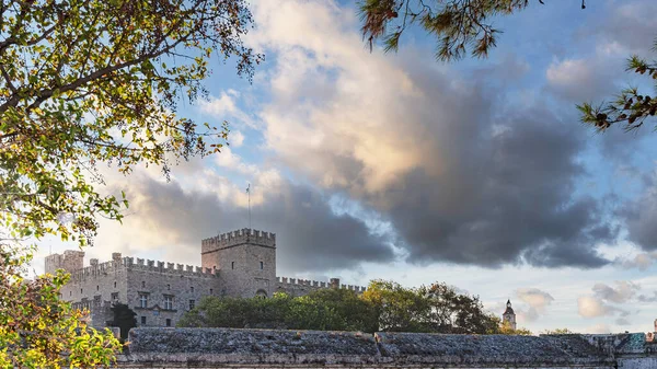 Wielki Pałac Panów Dominuje Nad Panoramą Miasta Rodos — Zdjęcie stockowe