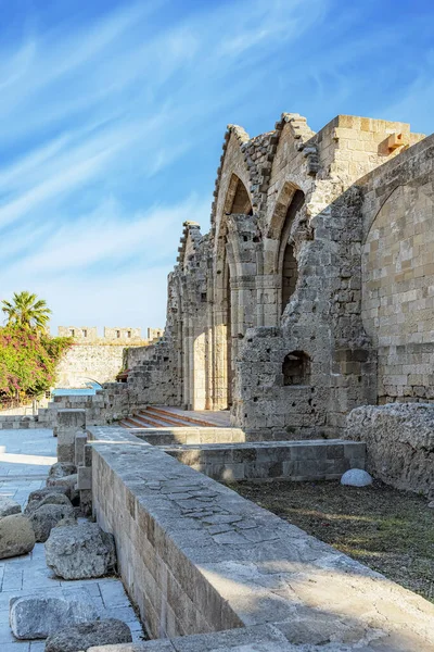 Antik Gotik Kilisenin Kalıntıları Rodos Şehrinin Eski Şehir Duvarları Içinde — Stok fotoğraf