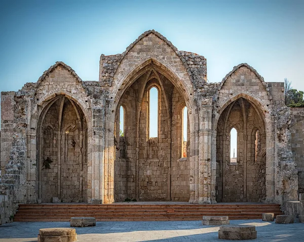 Ruinerna Den Antika Gotiska Kyrkan Ligger Inom Den Gamla Stadsmuren — Stockfoto