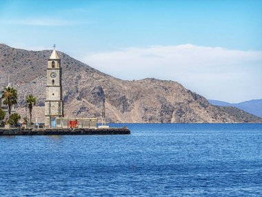SYMI, GREECE - Temmuz 05, 2021: Symi bir Yunan adasıdır ve Dodecanese ada grubunun bir parçasıdır..