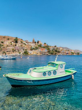 SYMI, GREECE - Temmuz 05, 2021: Symi bir Yunan adasıdır ve Dodecanese ada grubunun bir parçasıdır..