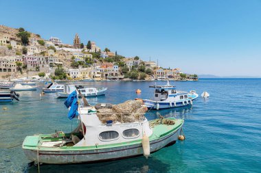 SYMI, GREECE - Temmuz 05, 2021: Symi bir Yunan adasıdır ve Dodecanese ada grubunun bir parçasıdır..
