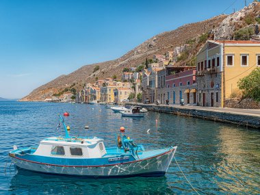SYMI, GREECE - Temmuz 05, 2021: Symi bir Yunan adasıdır ve Dodecanese ada grubunun bir parçasıdır..
