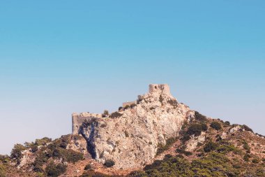 RHODES GREECE - 10 Temmuz 2021 Kritinia şatosu, Kritinia köyünün yaklaşık 131 metre yukarısındaki bir tepede 16. yüzyılda inşa edilmiş bir Venedik kalesidir..