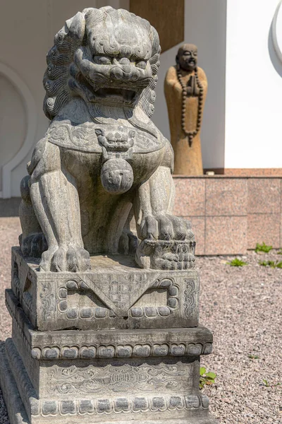 Jonstorp Suécia Julho 2021 Uma Estátua Leão Chinês Sentado Santuário — Fotografia de Stock