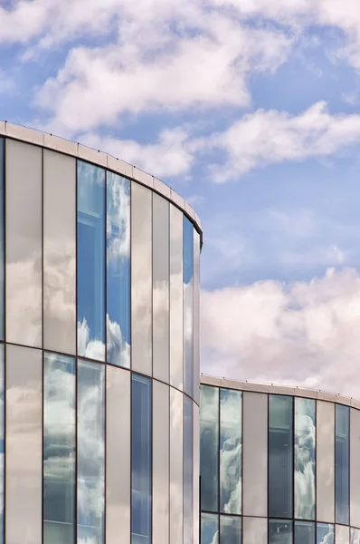 Reflexão edifício moderno — Fotografia de Stock