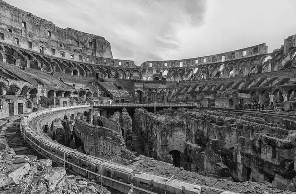 Římské Koloseum interiér pano mono — Stock fotografie