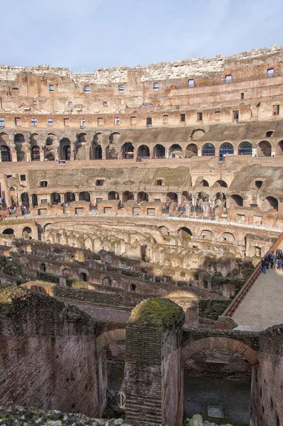 Interieur des Kolosseums mit Touristen — Stockfoto