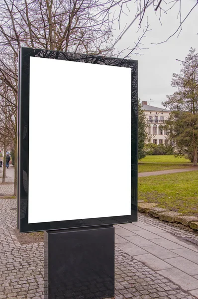 Billboard en blanco en el centro de la ciudad — Foto de Stock